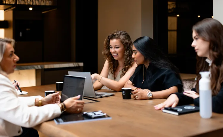 Masters in Finance. Masters Community. Finance Detachering. Interim Finance
